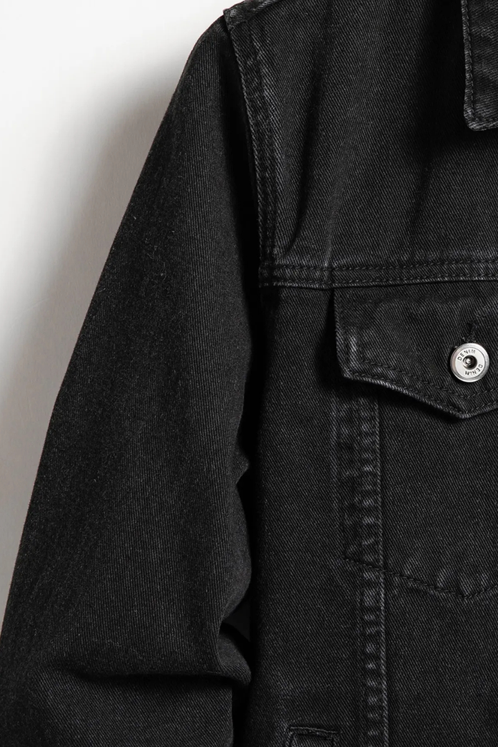 Classic Fit Men’s Button-Up Denim Jacket