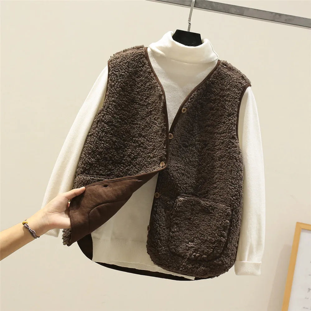 Women's Versatile Layering Vest with Lightweight Fabric and Easy Closure