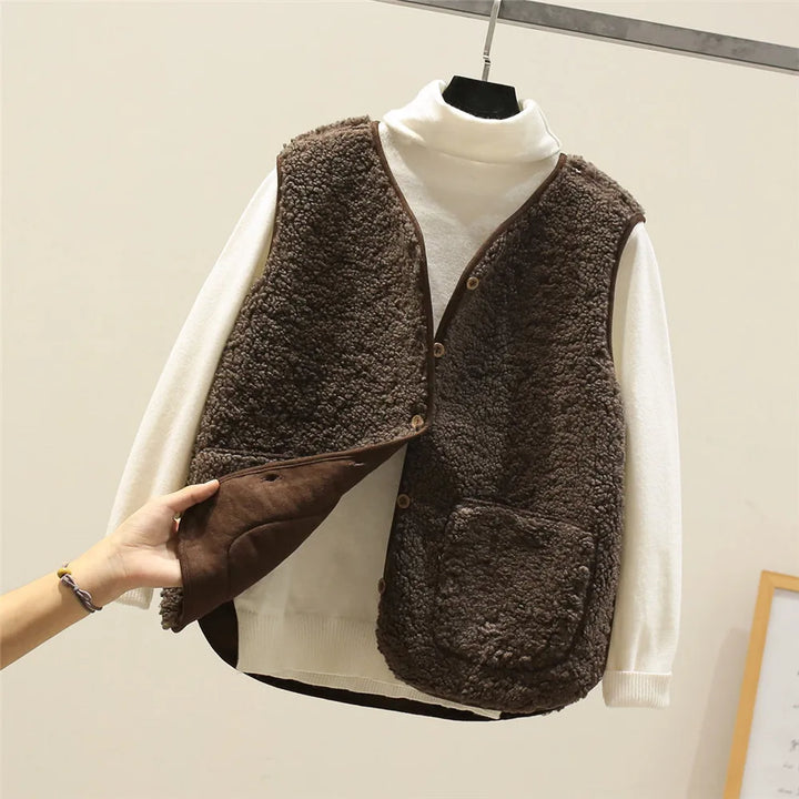 Women's Versatile Layering Vest with Lightweight Fabric and Easy Closure