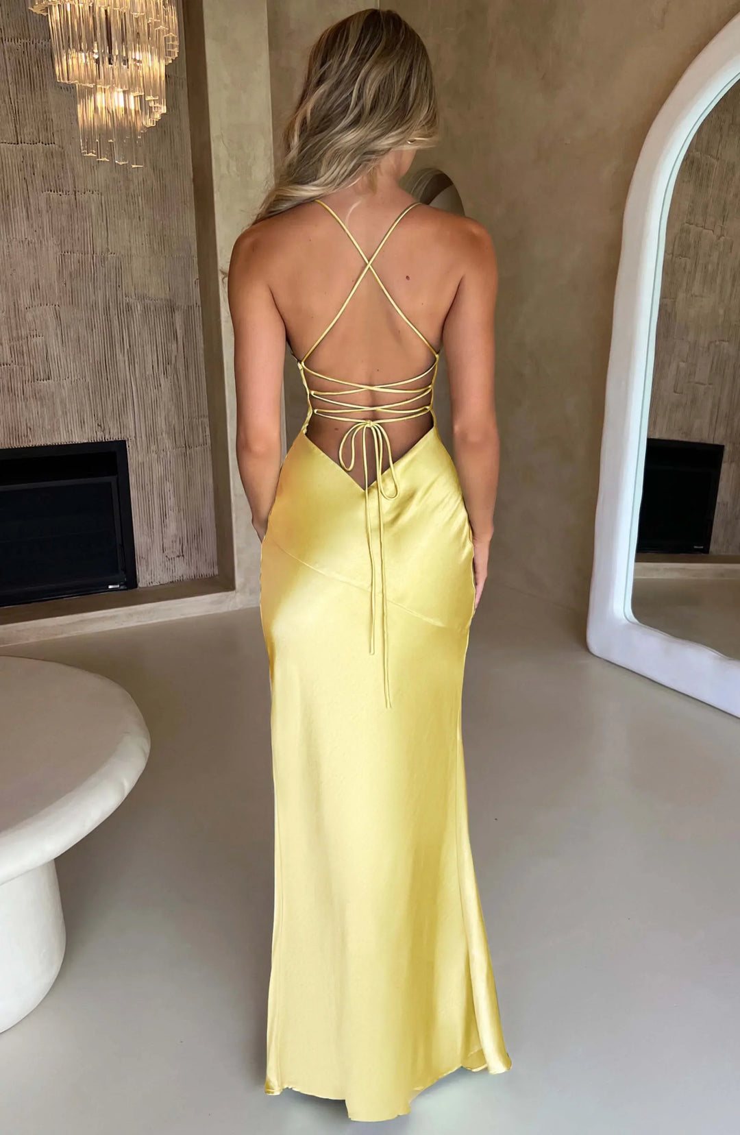 Maxi abito da donna in raso con scollo a V e spalline sottili