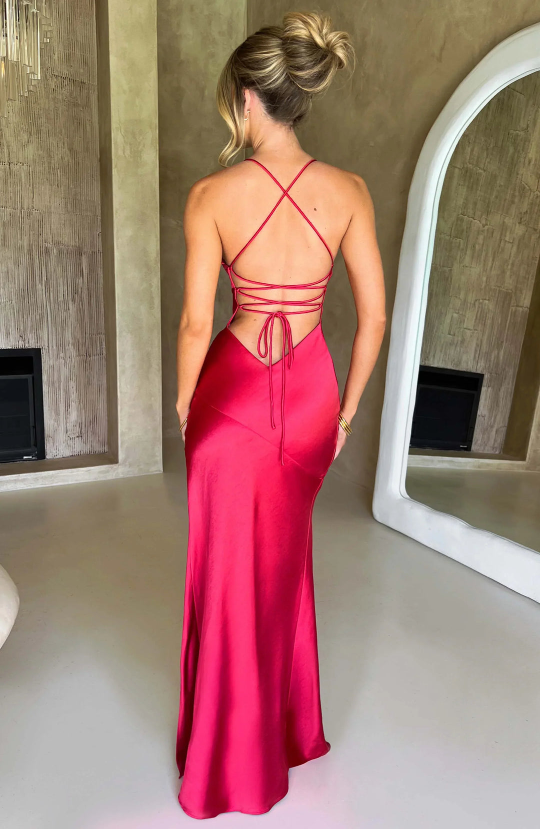 Maxi abito da donna in raso con scollo a V e spalline sottili