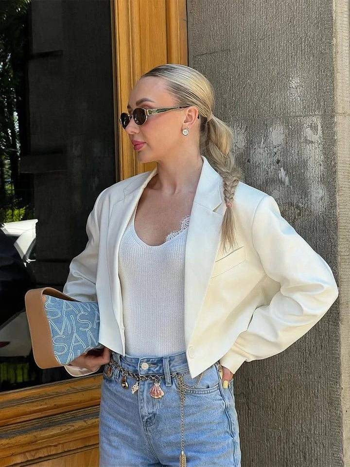 Pamela – dámská zkrácená péřová bunda s tvarovanými rameny