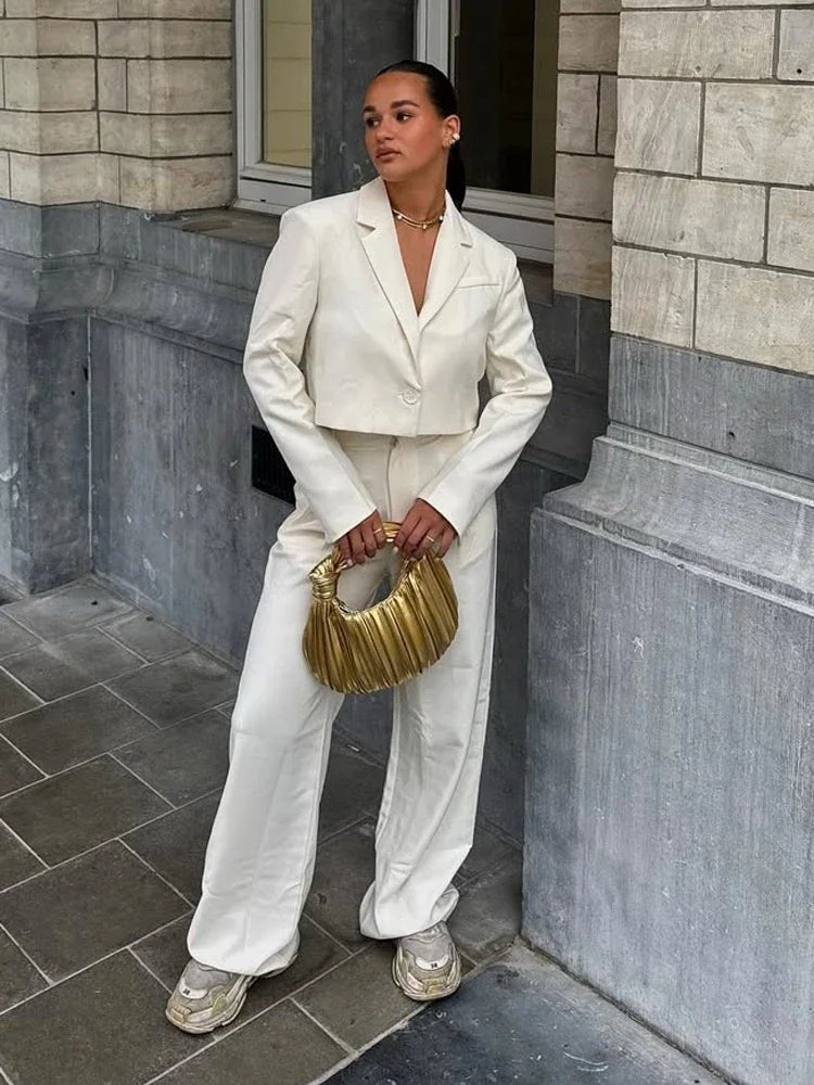 Pamela – dámská zkrácená péřová bunda s tvarovanými rameny